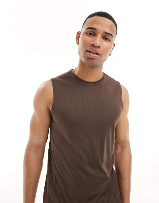 ASOS 4505 - T-shirt da allenamento senza maniche in tessuto quick dry marrone con logo