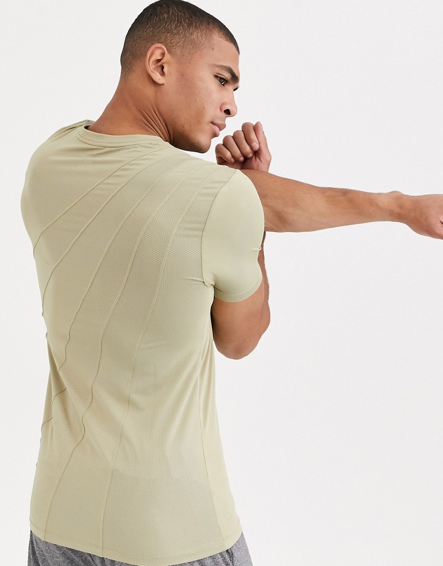 ASOS 4505 – T-shirt för träning i muscle-passform med dekorativa sömmar och meshpanel på ryggen-Marinblå