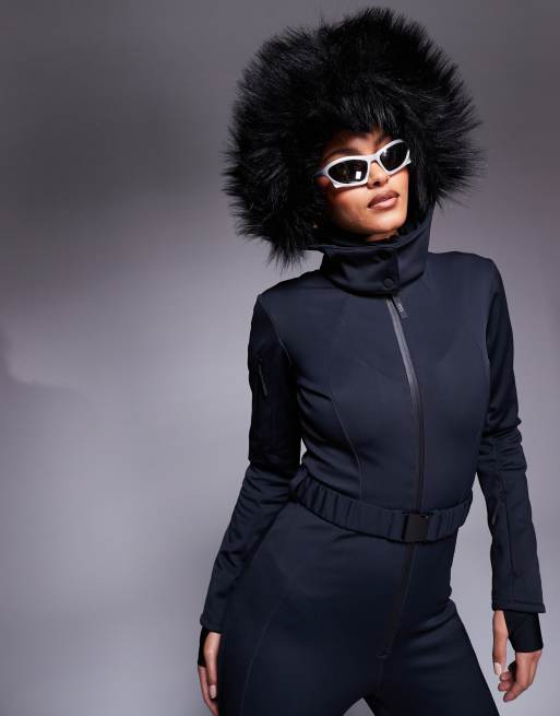 ASOS 4505 Tall Ski Skianzug in Schwarz mit schmalem ausgestelltem Bein Gurtel und Kapuze mit Kunstpelzbesatz