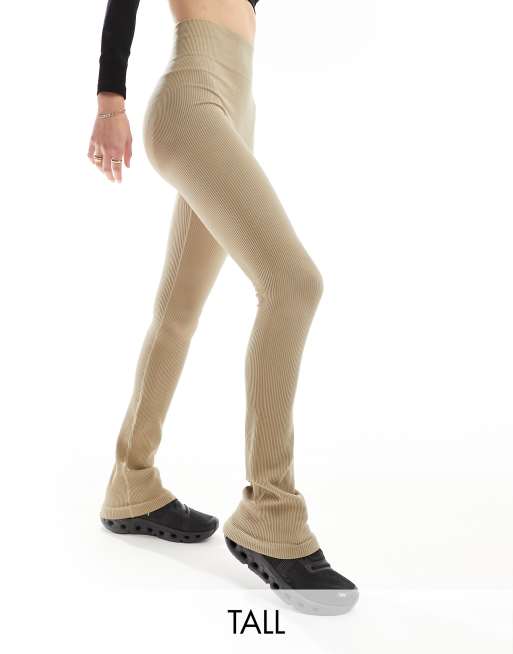 ASOS – 4505 Tall Studio – Nahtlose, schmal geschnittene Schlagleggings in der Farbe Latte