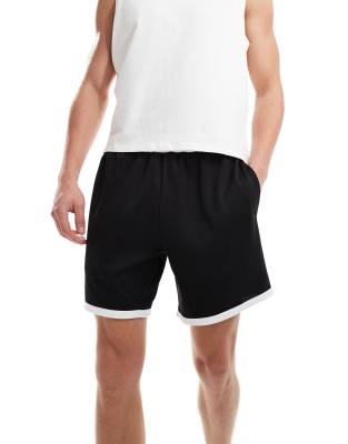 4505 training mesh shorts with contrast hem in black and white