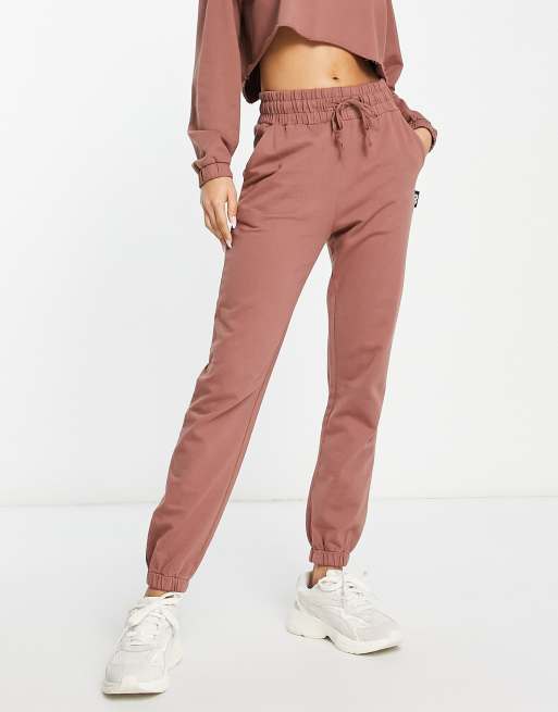 ASOS 4505 - Trainingsjoggingbroek met icoonlogo van stof met zachte lusjes aan de binnenzijde en wassing, deel van co-ord set 