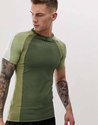 ASOS 4505 tætsiddende t-shirt med kontrastpaneler og hurtigtørring i khaki-Grøn