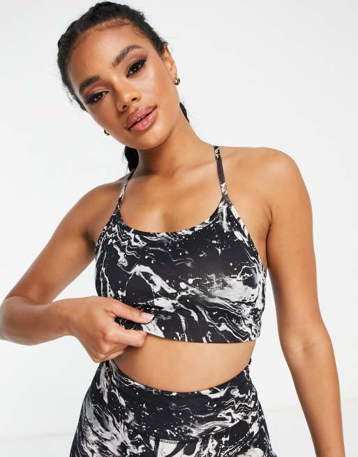 ASOS 4505 – Zapewniający średnie wsparcie biustonosz sportowy do jogi w marmurkowy wzór