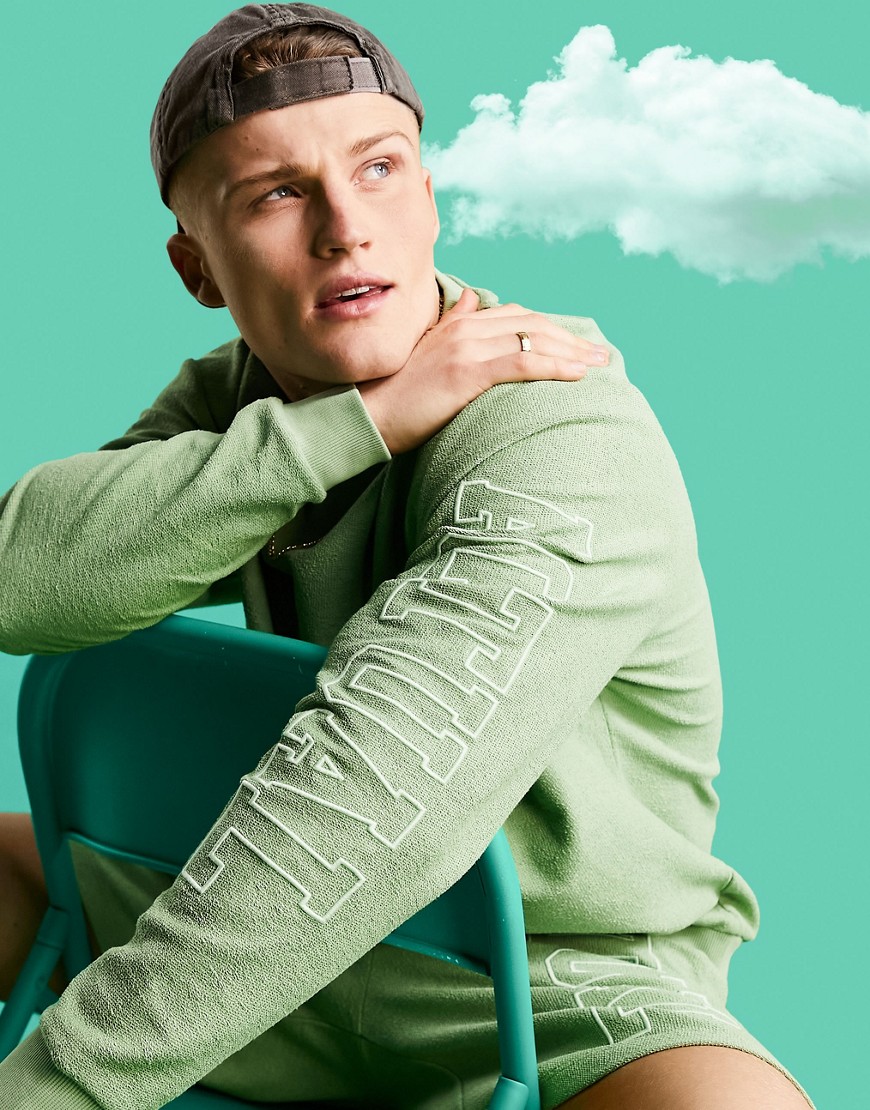 ASOS Actual – Grön avslappnad sweatshirt med avigsidan ut och märkestryck på ärmen, del av set-Gröna