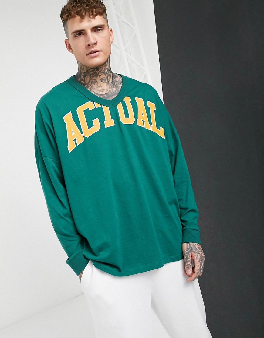 ASOS – Actual – Grön, långärmad t-shirt med djup v-ringning, logga och extra oversize-passform
