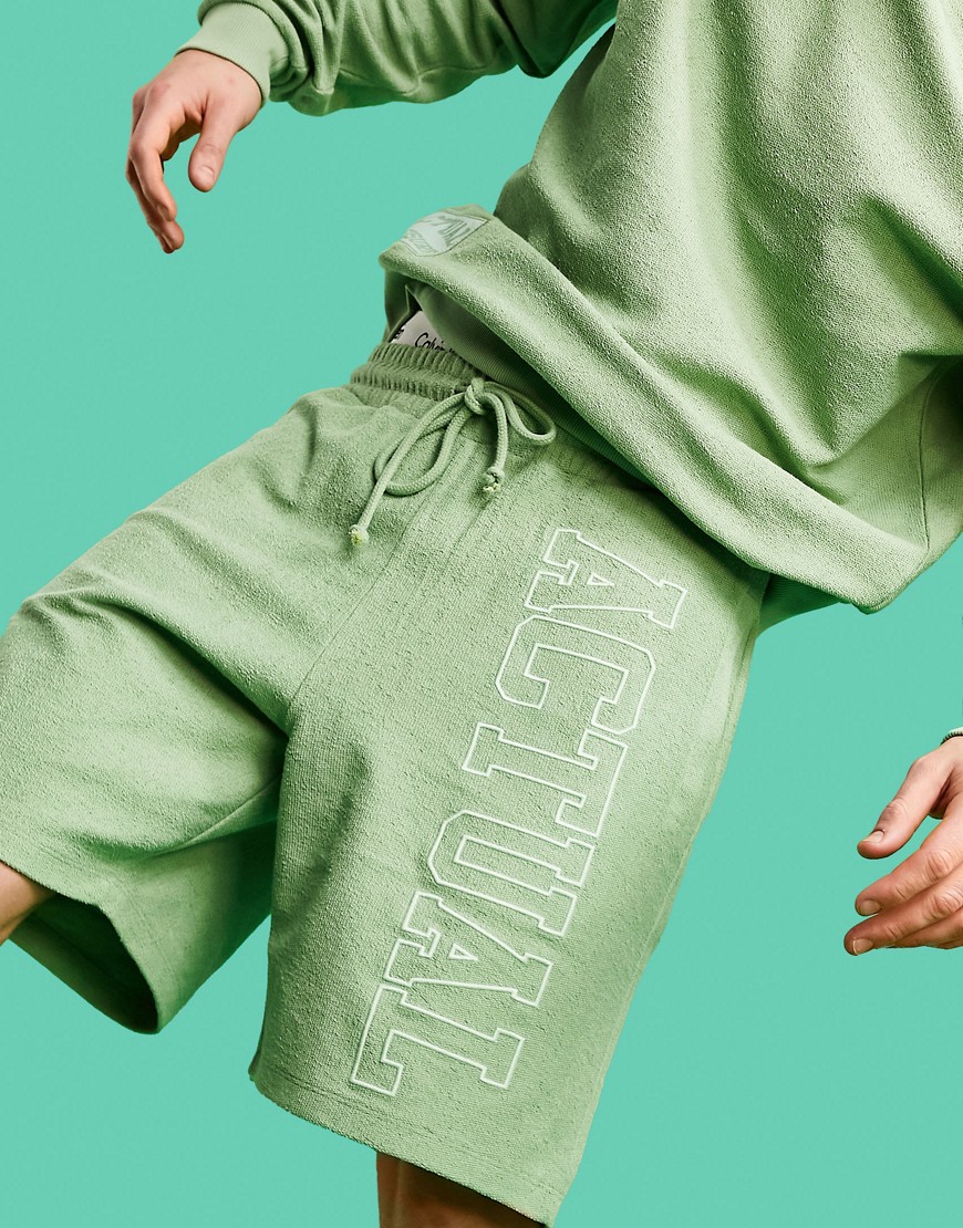 ASOS Actual – Gröna jersey-shorts med avigsidan utåt och broderi, del av set