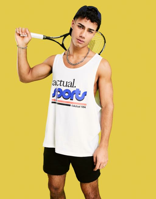ASOS Actual - Hvid sportstop med logoprint på brystet