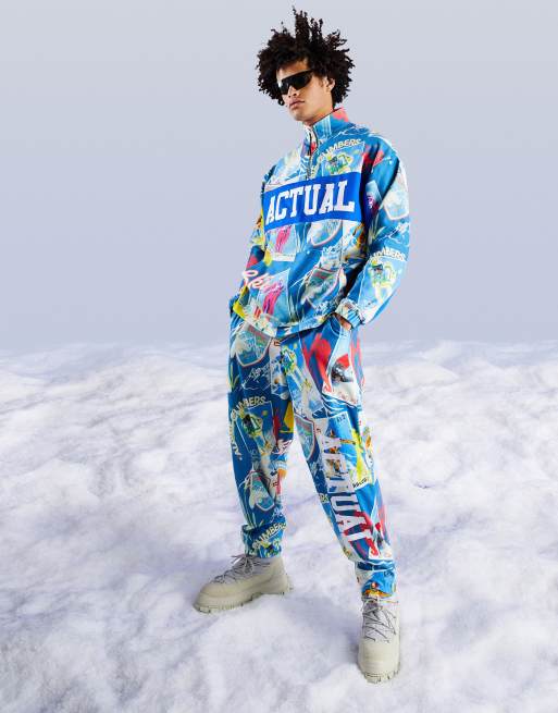 ASOS Actual – Niebieskie joggersy polarowe o luźnym kroju z nadrukiem narciarskim na całej powierzchni – Część zestawu