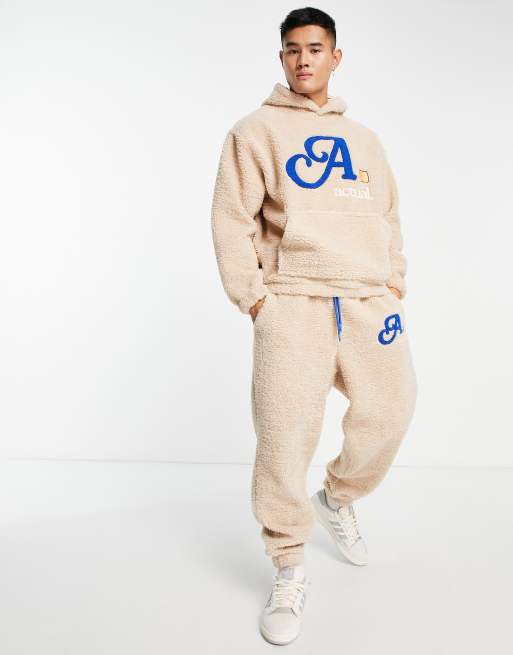 ASOS Actual - Pantalon de jogging d'ensemble en imitation peau de mouton avec logo à lettre arrondie - Crème