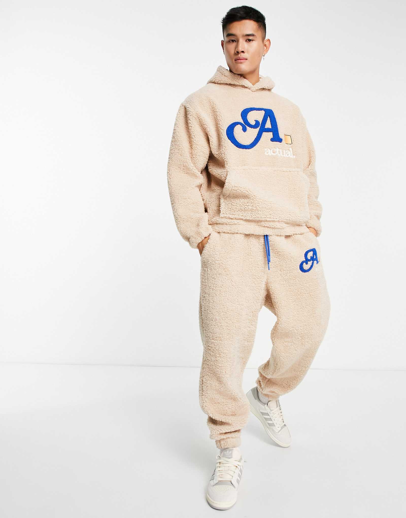 Стильные спортивные брюки ASOS в стиле тедди Борг с логотипом букле кремового цвета
