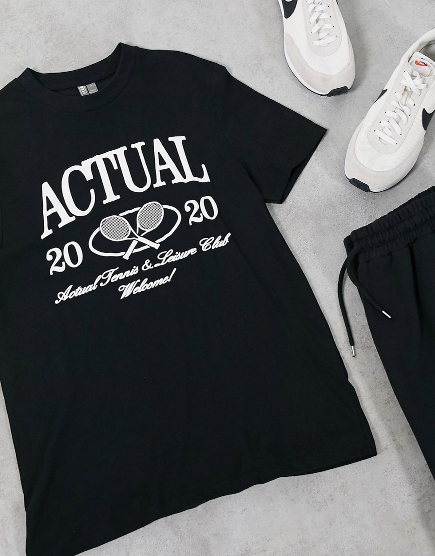 ASOS – Actual – Svart t-shirt med logga framtill