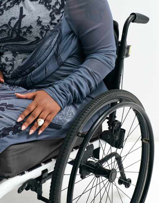 ASOS ADAPTIVE Curve Maxikleid aus Mesh mit Drapierung und Platzierungsprint, 2 von 9