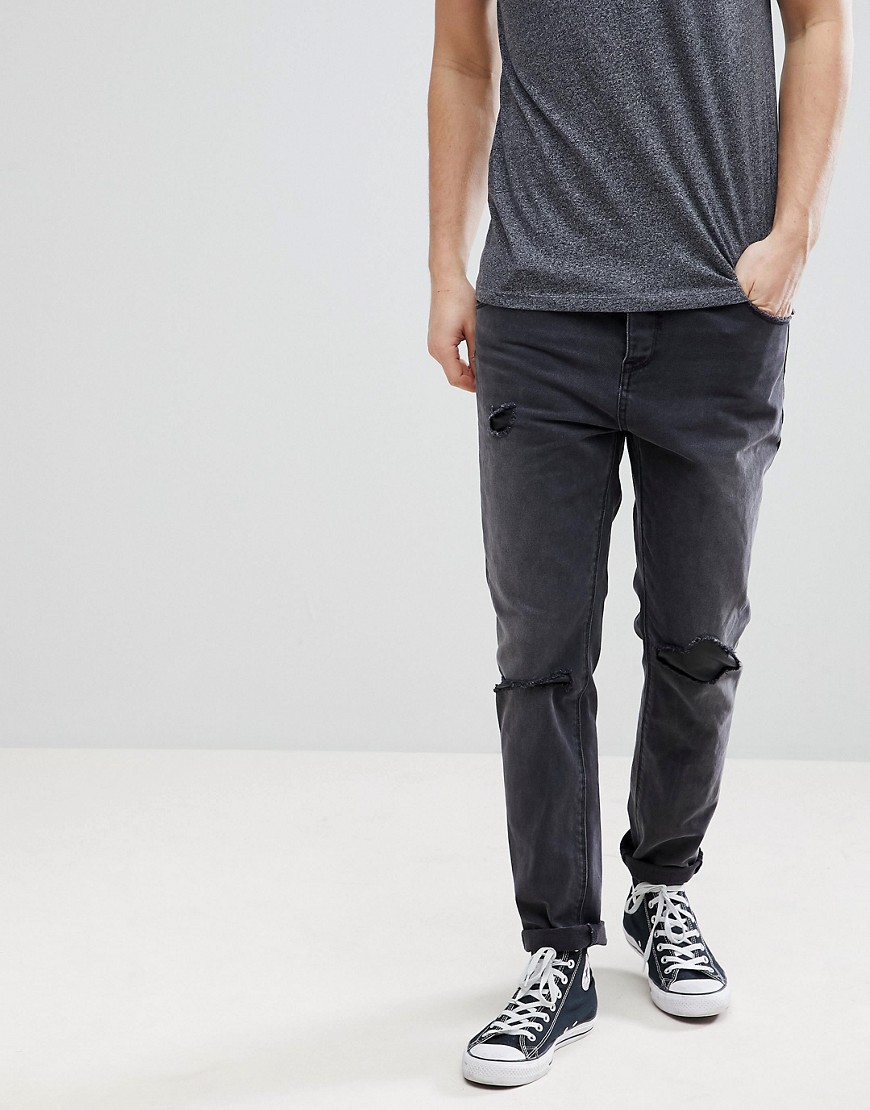 ASOS – Avsmalnande jeans i tvättad svart med revor & reparationer i fuskläder