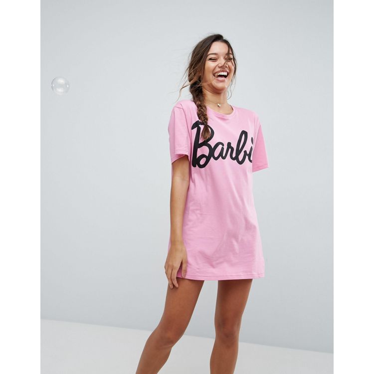 Девушки в розовых футболках. Платье рубашка Bershka. Длинные футболки для девочек. Девушка в длинной футболке. Девчонки в длинных футболках.