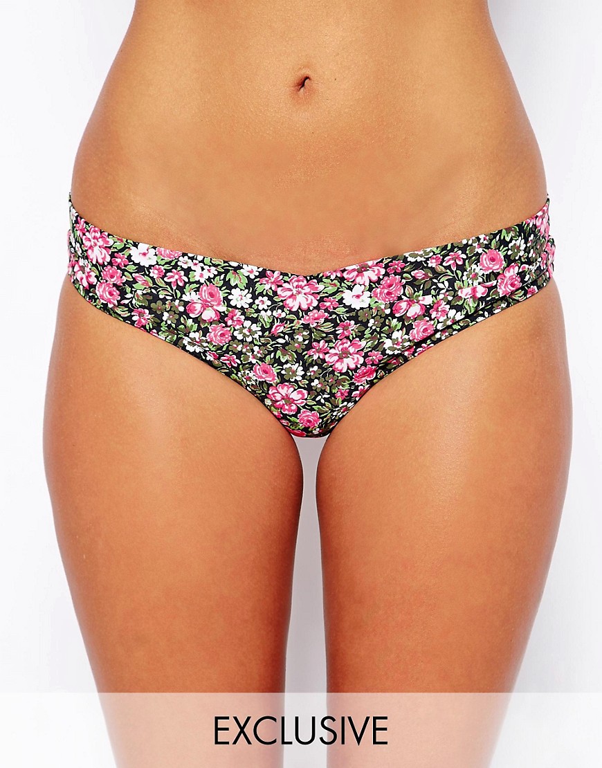 ASOS – Blommig bikiniunderdel i omlottmodell – Exklusivt för dig med fylligare byst-Flerfärgad
