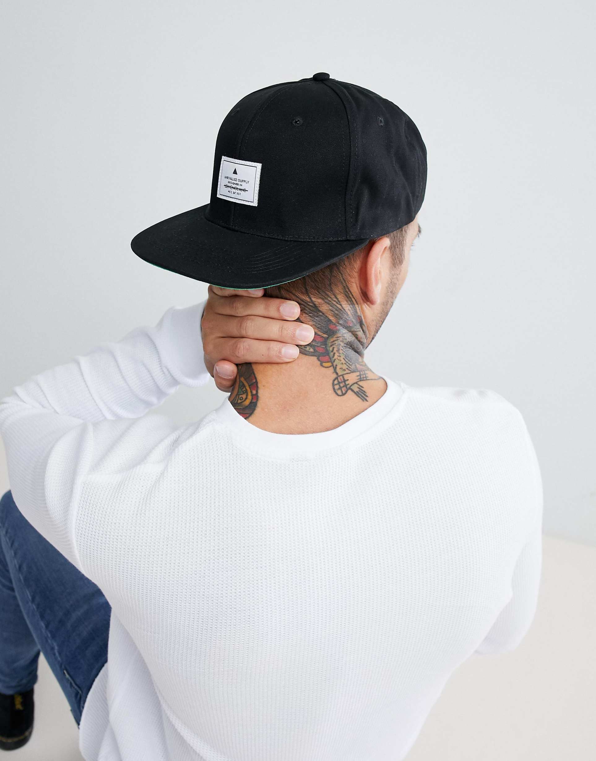 бейсболка ny задний ремешок. кепки тату. череп в кепке эскиз. кепки тату. кепка задом наперед.