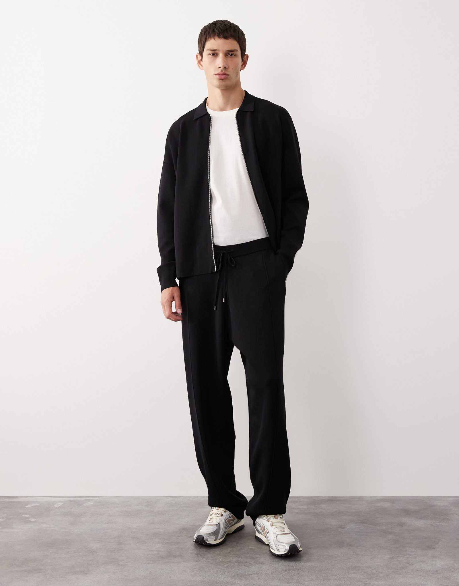 Зауженные спортивные брюки черного цвета из трикотажа ASOS COLLECTIVE - часть комплекта