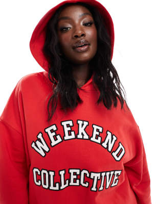 ASOS Curve - Weekend Collective - Oversize-Kapuzenpullover in Rot mit College-Logo