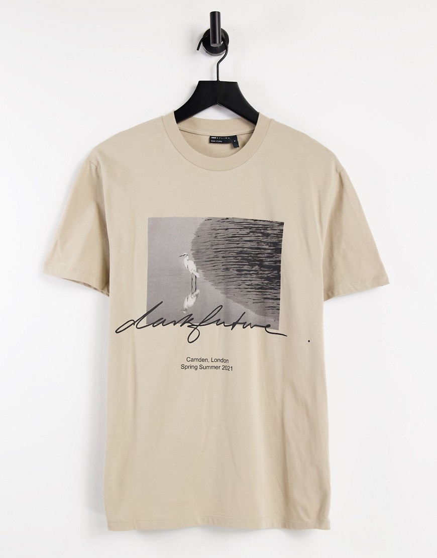 ASOS Dark Future – Beige t-shirt med flera loggor och grafik-Naturlig