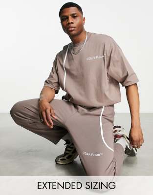 ASOS Dark Future – Bruna avslappnade mjukisbyxor med passpoaler och logga