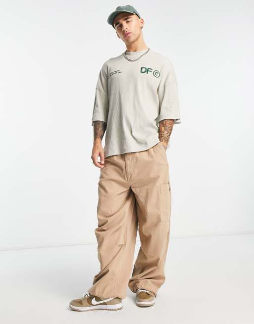 ASOS – Dark Future – Geripptes Oversized-T-Shirt aus Jersey in neutralem Farbton mit Logo-Stickereien, 4 von 4