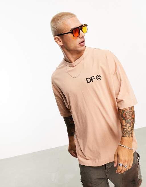 FhyzicsShops Dark Future – Jasnobrązowy T-shirt oversize z logo na plecach