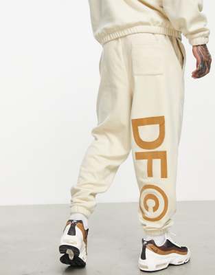 ASOS Dark Future – Krämvita, avslappnade mjukisbyxor med applicerad logga av polarfleece, del av set