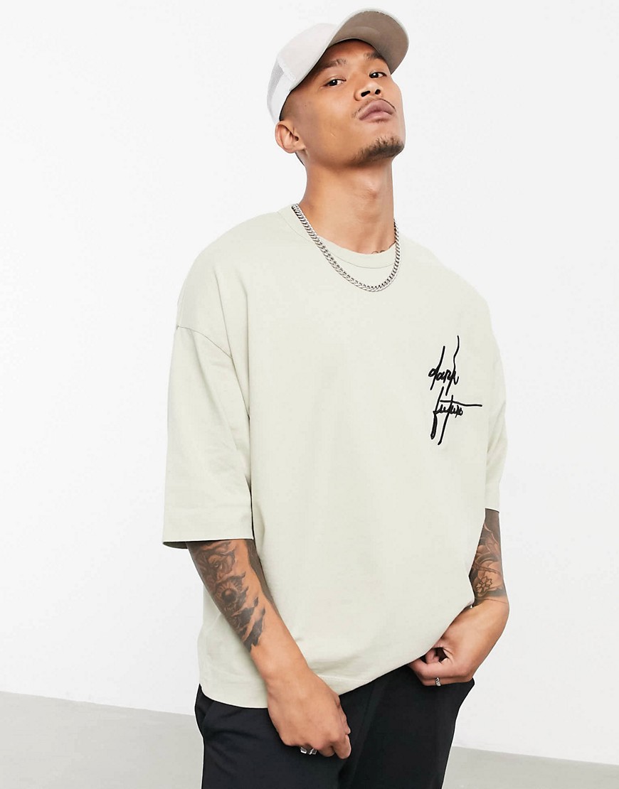 ASOS – Dark Future – Lång t-shirt i oversize-modell i kraftig jersey med liten broderad logga på bröstet-Grön