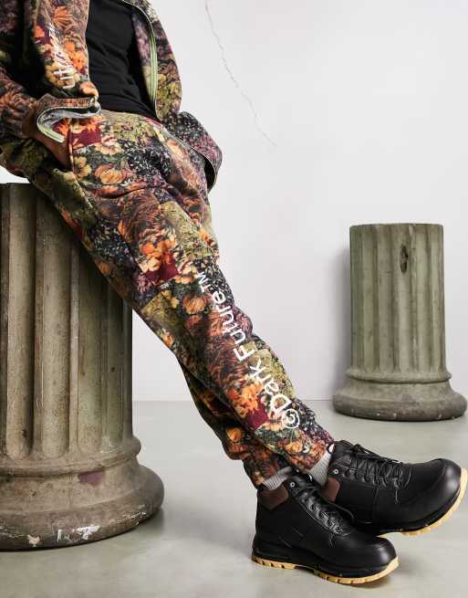 ASOS – Dark Future – Legere Jogginghose aus Polarfleece mit mehrfarbigem Allover-Wandteppichprint, Kombiteil