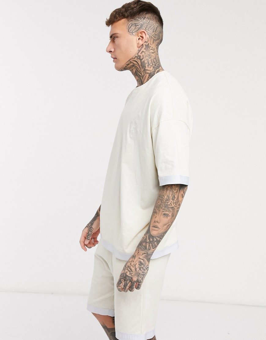 ASOS – Dark Future – Myskläder – Pyjamasset i beigefärgat tyg med oversized t-shirt och shorts med tejpade detaljer