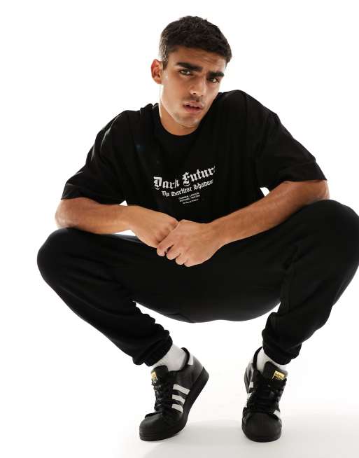 ASOS Dark Future - Sort oversized T-shirt med småt logografik på brystet