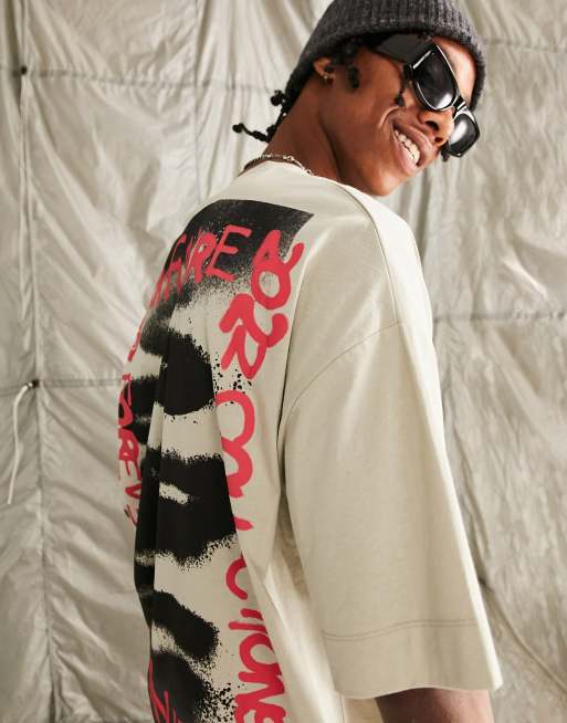 ASOS Dark Future - T-shirt oversize colore neutro con stampa grande stile graffiti sul davanti e sul retro