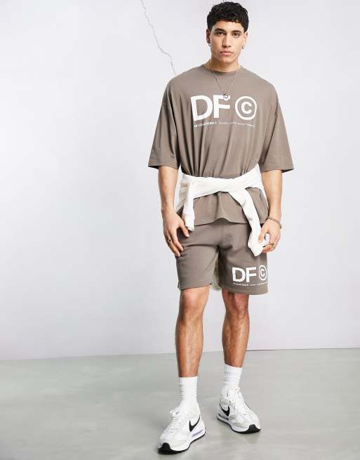 ASOS - Dark Future - T-shirt oversize marrone cioccolato con stampa del logo in coordinato, 4 di 4