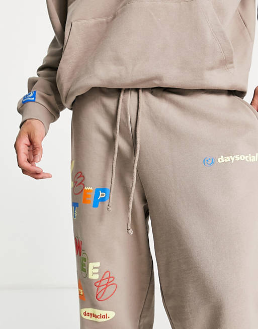 & Bademode Sportmode Lange Hosen ASOS Sport ASOS Daysocial unisex co-ord relaxed joggers with surf graphic prints in light 