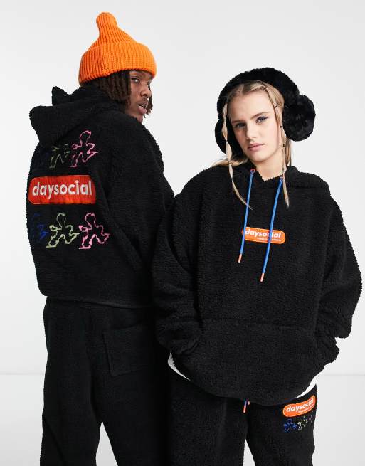 ASOS Daysocial – Czarna bluza z kapturem unisex o fasonie oversize z kożuszka z haftem na plecach