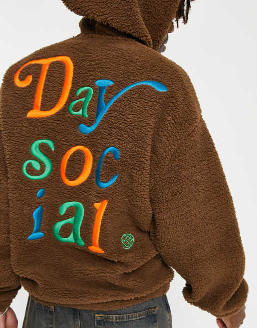 ASOS Daysocial - Felpa con cappuccio oversize in pile borg marrone con logo grande ricamato sul retro in color pop