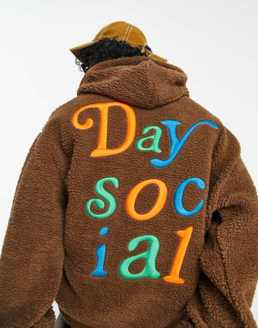ASOS Daysocial - Felpa con cappuccio oversize in pile borg marrone con logo grande ricamato sul retro