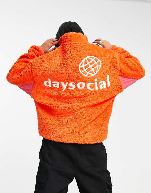ASOS Daysocial - Felpa oversize unisex in pile borg rossa con logo ricamato e zip corta, 2 di 4