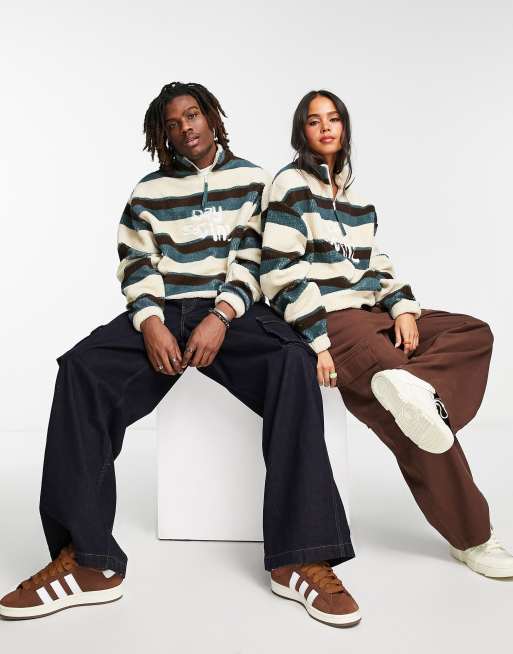ASOS Daysocial - Felpa unisex in pile borg effetto peluche écru con stampa a righe e zip corta