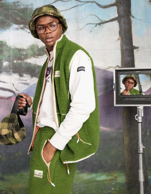 ASOS Daysocial - Gilet comodo in pile borg teddy verde scuro con toppa con logo e finiture a contrasto