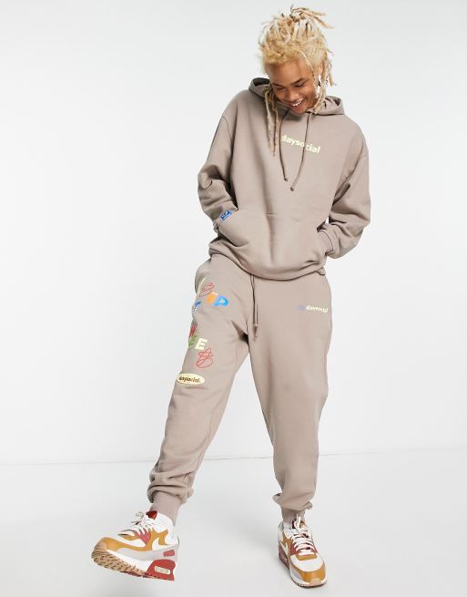 ASOS Daysocial - Joggers comodi marroni con grafica e logo in coordinato