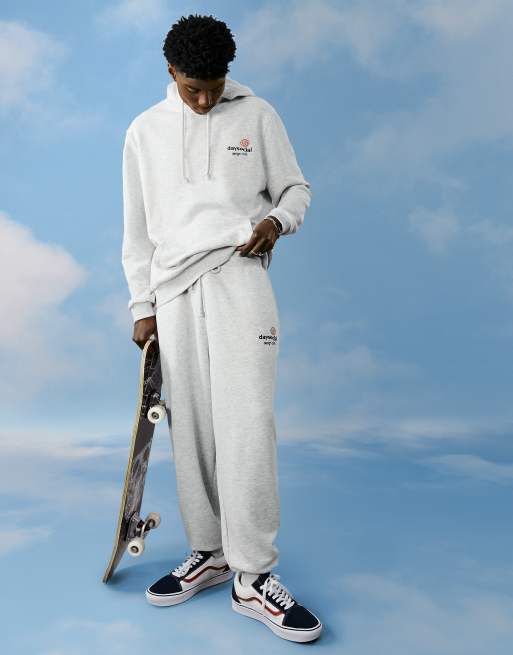 ASOS Daysocial – Locker geschnittene Jogginghose in Kalkweiß mit Logostickerei, Kombiteil, 3 von 4