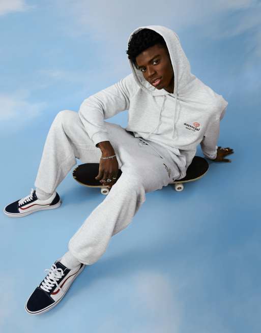 ASOS Daysocial – Locker geschnittene Jogginghose in Kalkweiß mit Logostickerei, Kombiteil, 4 von 4