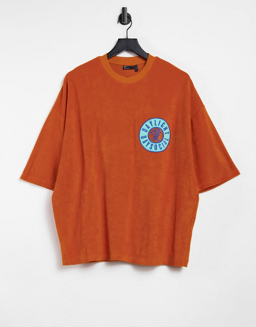 ASOS – Daysocial – Orange oversize t-shirt i frotté med märke
