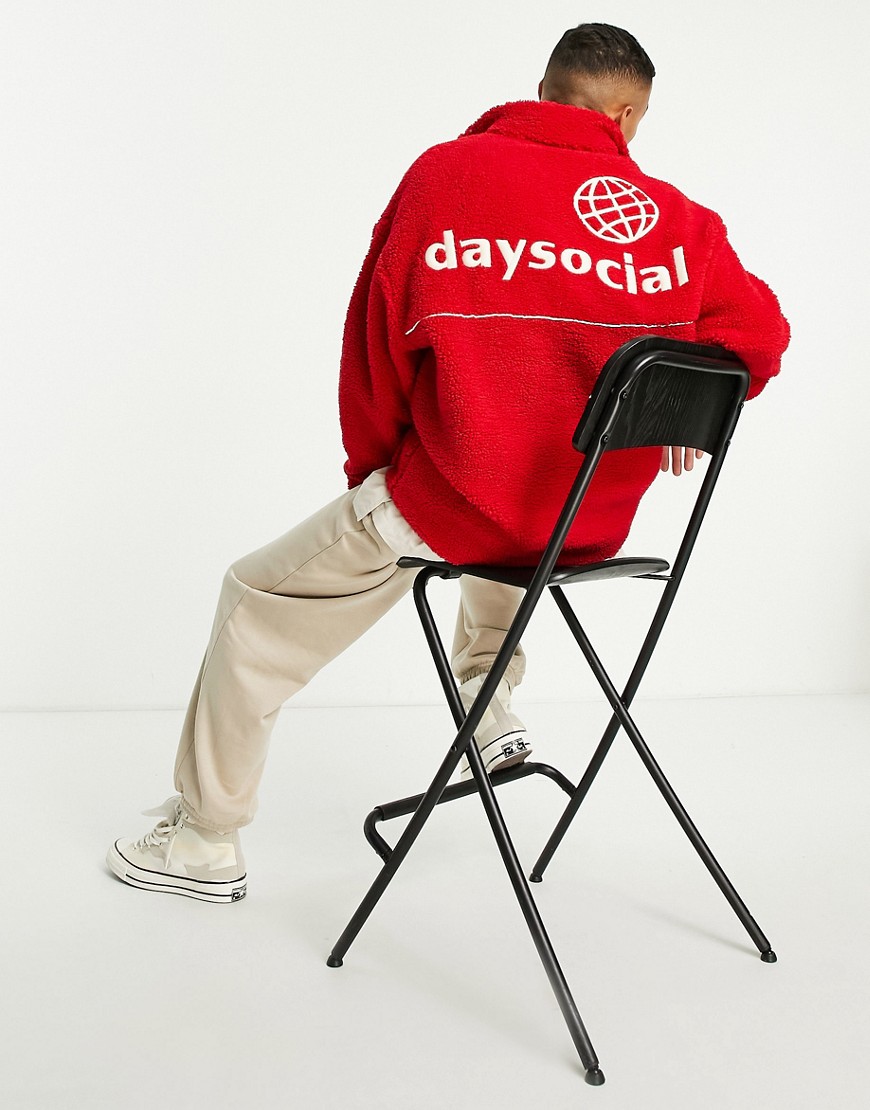 ASOS Daysocial - Oversized rød sweatshirt i imiteret lammeskind med broderet ryglogo