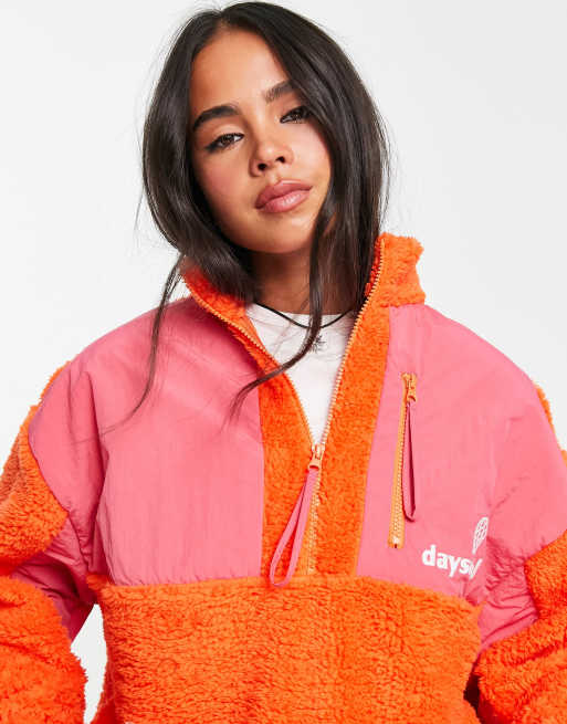 ASOS Daysocial - Oversized, rød unisex-sweatshirt i bamsestof med logo og kvart lynlås, 3 af 4
