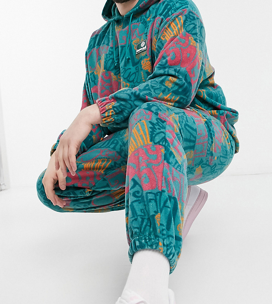 ASOS – Daysocial Plus – Helmönstrade mjukisbyxor i fleece och oversize, del av set-Flerfärgad