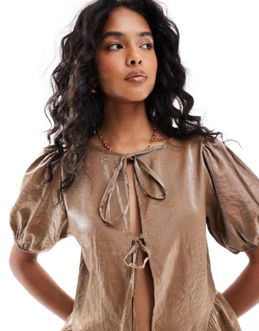 ASOS DEISGN – Bluse in schimmerndem Gold mit gebundener Vorderseite