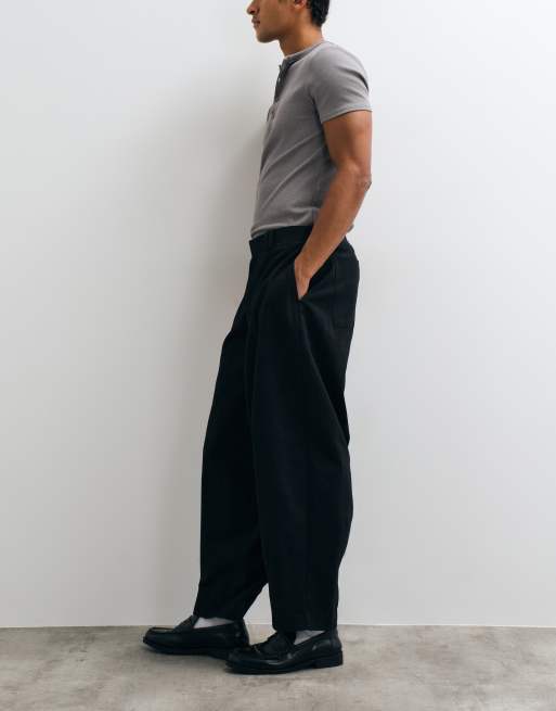 ASOS DESIGN 100 % Baumwoll-Hosen mit weitem Barrel-Leg, Tailoring, in Schwarz mit aufgesetzter Tasche, 2 von 5